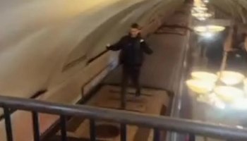 Бегавшего по крыше поезда в метро блогера задержали в Москве